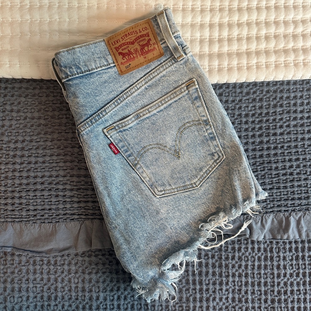 Vintage Levi’s 501 Denim Shorts (Size 28)